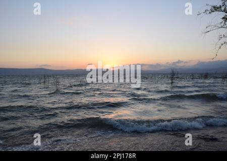 Coucher de soleil sur la plage de Kursi dans le parc national de Kursi, sur la côte est de la mer de Galilée, Israël Banque D'Images