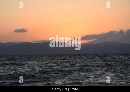 Coucher de soleil sur la plage de Kursi dans le parc national de Kursi, sur la côte est de la mer de Galilée, Israël Banque D'Images