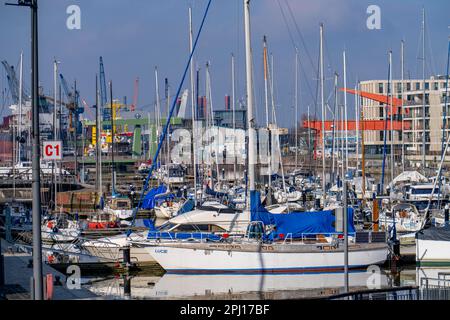 Nouveau port, bassin portuaire, quartier portuaire, immeubles résidentiels, immeubles de bureaux, port de plaisance et musées, partie du Hafenwelten, à Bremerhand Banque D'Images