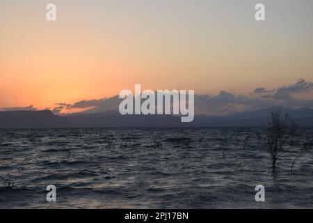 Coucher de soleil sur la plage de Kursi dans le parc national de Kursi, sur la côte est de la mer de Galilée, Israël Banque D'Images