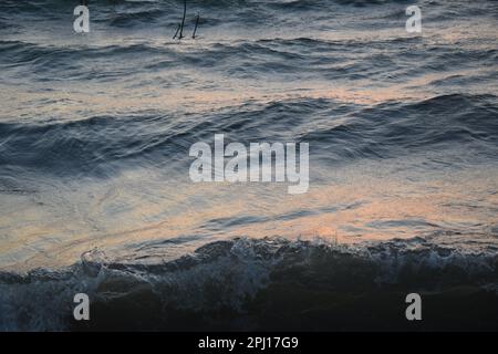 Coucher de soleil sur la plage de Kursi dans le parc national de Kursi, sur la côte est de la mer de Galilée, Israël Banque D'Images