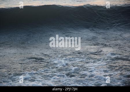 Coucher de soleil sur la plage de Kursi dans le parc national de Kursi, sur la côte est de la mer de Galilée, Israël Banque D'Images