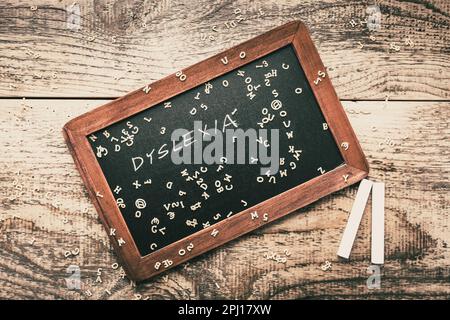 Dyslexie concept, aider les enfants avec la lecture - tableau noir de l'ancienne école avec la craie dans le look vintage Banque D'Images