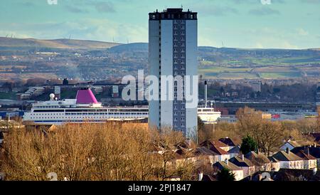 Glasgow, Écosse, Royaume-Uni 30tht mars 2023. Le navire de réfugiés ukrainien ms ambition laisse le Clyde naviguer à travers les tours de scotstoun et HMS Glasgow à BA Systems, Braehead et les sous-sols de Yoker. Crédit Gerard Ferry/Alay Live News Banque D'Images