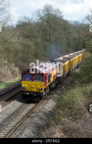 Classe 66 locomotive diesel n° 66028 tirant des wagons de chemin de fer de réseau à Shrewley, Warwickshire, Royaume-Uni Banque D'Images
