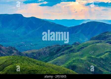 Lignes de montagne et horizon typique de l'état de Minas Gerais au Brésil Banque D'Images
