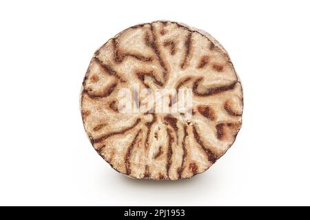 nutmeg à moitié isolé sur fond blanc avec une profondeur de champ totale. Vue de dessus. Pose à plat Banque D'Images