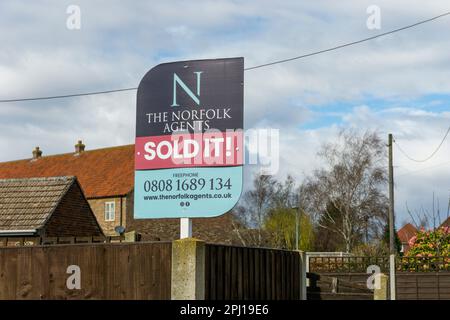 Vendu ! Signez le conseil d'administration d'un agent immobilier à l'extérieur d'une maison de Norfolk pour la vente. Banque D'Images