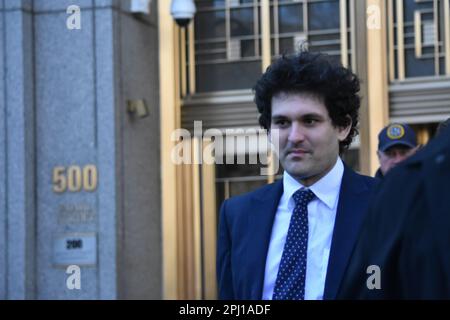 Manhattan, États-Unis. 30th mars 2023. Sam Bankman Fried quitte Daniel Patrick Moynihan, palais de justice des États-Unis, après avoir assisté à une comparution à Manhattan, New York. (Photo de Kyle Mazza/SOPA Images/Sipa USA) crédit: SIPA USA/Alay Live News Banque D'Images