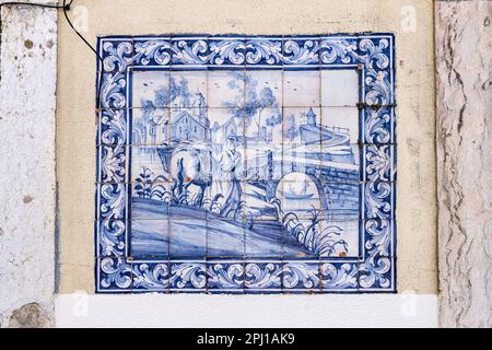 Europe, Portugal, Lisbonne. Murale traditionnelle en azulejos bleu et blanc sur un bâtiment de Lisbonne. Banque D'Images