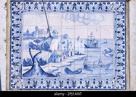 Europe, Portugal, Lisbonne. Murale traditionnelle en azulejos bleu et blanc sur un bâtiment de Lisbonne. Banque D'Images