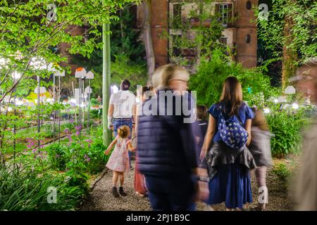 MILAN, ITALIE - avril 2018 : l'installation transforme le jardin botanique de Brera en une ville verte, au cours de la semaine de conception. Exposition House in motion. Banque D'Images