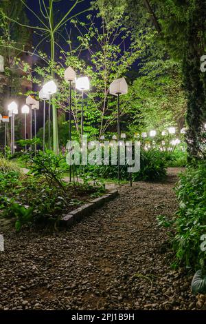 MILAN, ITALIE - avril 2018 : l'installation transforme le jardin botanique de Brera en une ville verte, au cours de la semaine de conception. Exposition House in motion. Banque D'Images