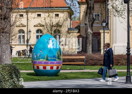 Oeuf géant décoré vu sur la place Ban Sokcevic à Vinkovci, Croatie sur 30 mars 2023. L'oeuf de Pâques fait par Ivan Loncar-Zan et Marko Loncar est de 205 centimètres de haut et 167 centimètres de diamètre et a été peint pendant 20 jours. Photo: Davor Javorovic/PIXSELL Banque D'Images