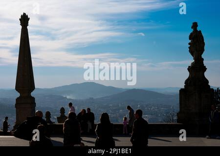 Braga, Portugal. 11 février 2023. Touristes dans un point de vue dans BOM Jesus do Monte Sanctuary Banque D'Images