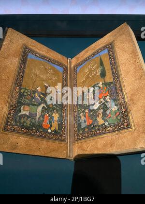 Paris, France - 02 19 2023 : Musée du Louvre. Splendeurs des oasis de l'Ouzbékistan Banque D'Images