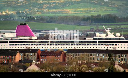 Glasgow, Écosse, Royaume-Uni 30tht mars 2023. Le navire de réfugiés ukrainien MS ambition laisse le Clyde passer devant les tours de scotstoun et HMS Glasgow à BA Systems, Braehead et les sous-sols de Yoker. Crédit Gerard Ferry/Alay Live News Banque D'Images