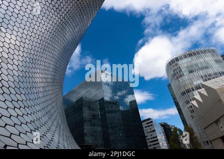 Museo Soumaya contre le ciel bleu dans le quartier Polanco de Mexico Banque D'Images