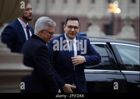 Lodz, Varsovie, Pologne. 30th mars 2023. Le ministre tchèque des Affaires étrangères, Jan Lipavsky (C), arrive au sommet des neuf (B9) de Bucarest à Lodz, en Pologne, sur 30 mars 2023. Les pourparlers entre les ministres des Affaires étrangères se concentreront sur les questions de sécurité dans la région face à l'agression russe contre l'Ukraine. Des fonctionnaires de l'OTAN et des représentants de la Suède, de la Finlande et de l'Espagne devraient également assister à la réunion. (Credit image: © Aleksander Kalka/ZUMA Press Wire) USAGE ÉDITORIAL SEULEMENT! Non destiné À un usage commercial ! Banque D'Images