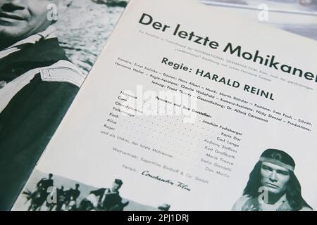 Viersen, Allemagne - 9 mars. 2023: Livret de programme de cinéma du film allemand italien amérindien de l'Ouest Der letzte Mohikaner de 1964 Banque D'Images