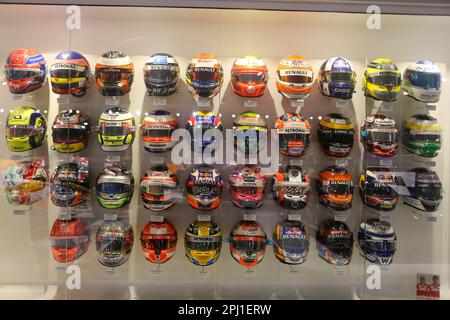 Cayes, Espagne, 30 mars 2023: Les casques de la plupart des conducteurs avec lesquels il a partagé la grille lors d'une visite au musée Fernando Alonso, sur 30 mars 2023, au musée et circuit Fernando Alonso, Cayes, Espagne. Credit: Alberto Brevers / Alay Live News Banque D'Images