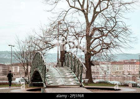 Budapest, Hongrie. 27 février 2023 : statue d'Imre Nagy, une sculpture très appréciée représentant le héros d'un soulèvement antisoviétique de 1956 Banque D'Images