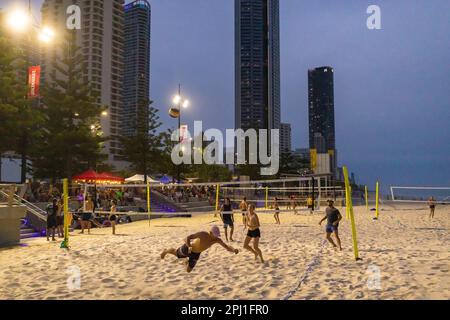 Surfers Paradise QLD Australie : 9 mars 2023 : compétition de Beach-volley sur le sable de main Beach Banque D'Images