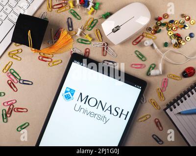 Dans cette illustration, le logo Monash University est affiché sur une tablette. Banque D'Images