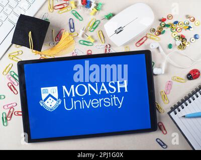 Dans cette illustration, le logo Monash University est affiché sur une tablette. Banque D'Images