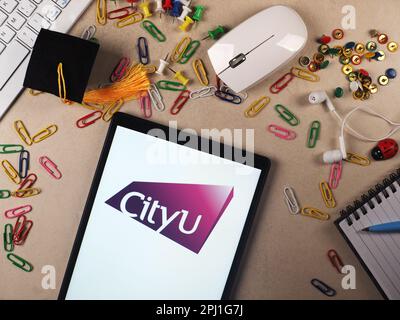 Sur cette photo, le logo de la City University of Hong Kong apparaît sur une tablette. Banque D'Images