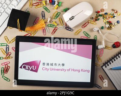 Sur cette photo, le logo de la City University of Hong Kong apparaît sur une tablette. Banque D'Images