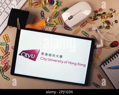 Sur cette photo, le logo de la City University of Hong Kong apparaît sur une tablette. Banque D'Images