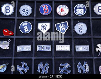 Bronx, États-Unis. 30th mars 2023. Les épingles Yankees sont vendues à l'extérieur avant que les Yankees de New York ne jouent aux Giants de San Francisco lors du match de baseball du jour d'ouverture de la MLB 2023 au Yankee Stadium jeudi, à 30 mars 2023, à New York. Photo de John Angelillo/UPI crédit: UPI/Alay Live News Banque D'Images