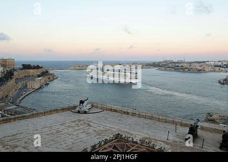 Vue depuis les jardins du Haut-Barrakka dans le port de la Valette, à Malte, AIDAblu est un bateau de croisière de classe Sphinx, exploité par la ligne de croisière allemande AIDA Cruises. Elle a une capacité de 2 050 passagers Banque D'Images