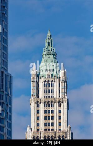 Archives: Site historique Woolworth Building, avant 30 Park place a été construit, encombant la ligne d'horizon. La tour gothique de terre cuite est maintenant partie résidentielle. Banque D'Images
