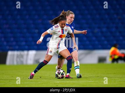 Selma Bacha de Lyon (à gauche) et Niamh Charles de Chelsea se battent pour le ballon lors du deuxième match de finale de la Ligue des champions des femmes de l'UEFA à Stamford Bridge, Londres. Date de la photo: Jeudi 30 mars 2023. Banque D'Images