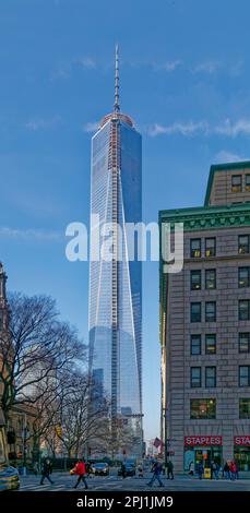 La forme d’un World Trade Center, un antiprisme carré, est formée de huit triangles équilatéraux imbriqués de verre réfléchissant. Banque D'Images