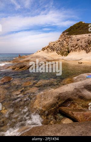 Spiaggia del Cottoncello, une plage de sable blanc gratuite entourée de falaises de granit blanc près de Sant Andrea, île d'Elbe, Italie Banque D'Images