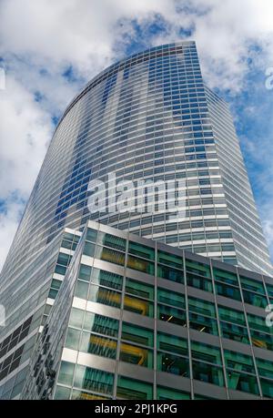 Le 200 West Street, siège social de Goldman Sachs, est le plus haut bâtiment de Battery Park City à Manhattan. Il est également remarquable par la façade incurvée. Banque D'Images