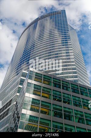 Le 200 West Street, siège social de Goldman Sachs, est le plus haut bâtiment de Battery Park City à Manhattan. Il est également remarquable par la façade incurvée. Banque D'Images