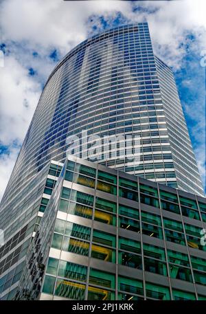 Le 200 West Street, siège social de Goldman Sachs, est le plus haut bâtiment de Battery Park City à Manhattan. Il est également remarquable par la façade incurvée. Banque D'Images