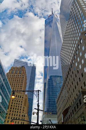 La forme d’un World Trade Center, un antiprisme carré, est formée de huit triangles équilatéraux imbriqués de verre réfléchissant. Banque D'Images