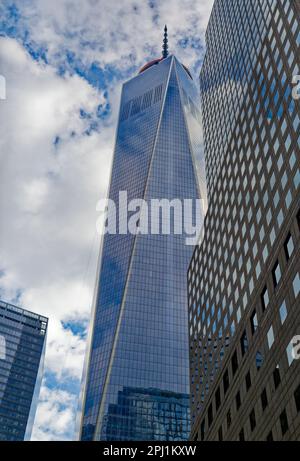 La forme d’un World Trade Center, un antiprisme carré, est formée de huit triangles équilatéraux imbriqués de verre réfléchissant. Banque D'Images