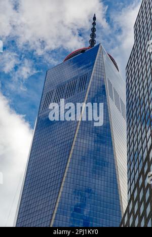 La forme d’un World Trade Center, un antiprisme carré, est formée de huit triangles équilatéraux imbriqués de verre réfléchissant. Banque D'Images