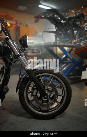 Les motos sont disponibles dans un garage, les motos réparées sont prêtes à être vendues Banque D'Images