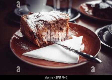 Une délicieuse tranche de tarte aux pommes classique maison avec une dépoussiérage de sucre en poudre sur le dessus Banque D'Images