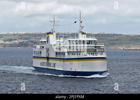 Un ferry traversant le canal de Gozo, qui est un court tronçon de la mer Méditerranée séparant l'île maltaise de Gozo de la pointe nord de Malte. Elle mesure environ 7 km (4,3 mi) de long et sa largeur varie de 6,7 km (4,2 mi) à son extrémité la plus large à 4,5 km (2,8 mi) à son extrémité nord-est Au centre du chenal se trouvent les deux îles de Comino (habitée) et Cominotto. Le canal sert de liaison maritime entre les deux îles avec un service de ferry dirigé par la ligne de canal Gozo qui fonctionne toute l'année depuis les ports de Mġarr Harbour et Ċirkewwa. Banque D'Images