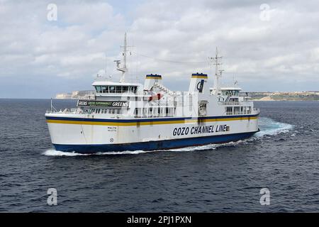 Un ferry traversant le canal de Gozo, qui est un court tronçon de la mer Méditerranée séparant l'île maltaise de Gozo de la pointe nord de Malte. Elle mesure environ 7 km (4,3 mi) de long et sa largeur varie de 6,7 km (4,2 mi) à son extrémité la plus large à 4,5 km (2,8 mi) à son extrémité nord-est Au centre du chenal se trouvent les deux îles de Comino (habitée) et Cominotto. Le canal sert de liaison maritime entre les deux îles avec un service de ferry dirigé par la ligne de canal Gozo qui fonctionne toute l'année depuis les ports de Mġarr Harbour et Ċirkewwa. Banque D'Images