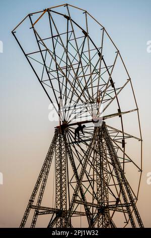 Un ouvrier construisant une roue de Ferris pendant la Foire de Pushkar Camel à Rajasthan, Inde Banque D'Images