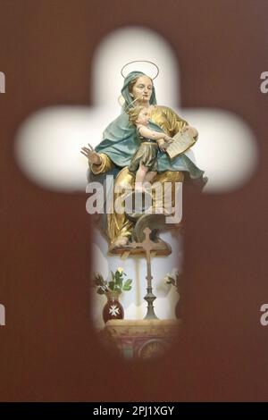 Statue de Sainte-Anne sur le mur à travers un pew dans la chapelle de Sainte-Anne est une chapelle catholique romaine à fort Saint-Ange à Birgu, Malte. Son existence a été documentée pour la première fois au 13th siècle, et selon la tradition, elle se trouve sur le site d'un temple ancien. Le bâtiment actuel a été construit vers 1430 et agrandi en 1532 par l'ordre de Saint-Jean. Le bâtiment a cessé de fonctionner comme une chapelle en 1798, et il a été utilisé comme un magasin, comme une école et comme une chapelle de l'Église d'Angleterre avant d'être reconverti en chapelle catholique au milieu du siècle 20th. Banque D'Images